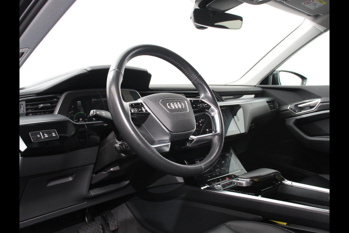 Audi e-tron e-tron 55 quattro | Leder | Navigatie | Trekhaak | Led koplampen | Tour pakket | Virtual cockpit | Cruise control adaptief Audi e-tron e-tron 55 quattro | Leder | Navigatie | Trekhaak | Led koplampen | Tour pakket | Virtual cockpit | Cruise control adaptief