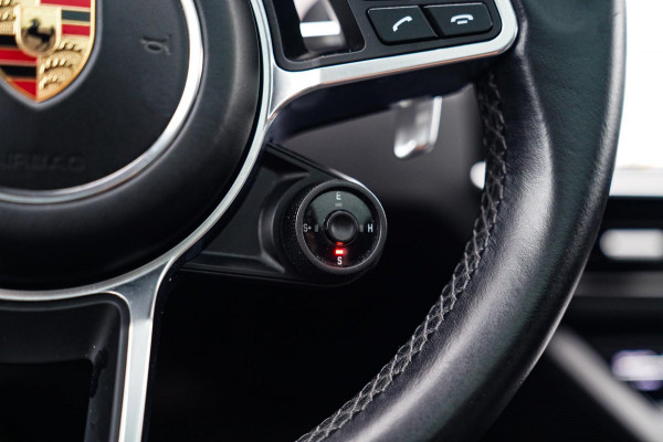 Porsche Cayenne Coupé 3.0 E-Hybrid | Sport Chrono | 22 INCH | Panorama | Head up | Trekhaak | Luchtvering | Memory stoelen 8Voudig Porsche Cayenne Coupé 3.0 E-Hybrid | Sport Chrono | 22 INCH | Panorama | Head up | Trekhaak | Luchtvering | Memory stoelen 8Voudig