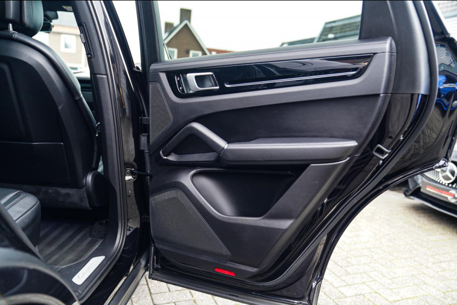 Porsche Cayenne Coupé 3.0 E-Hybrid | Sport Chrono | 22 INCH | Panorama | Head up | Trekhaak | Luchtvering | Memory stoelen 8Voudig Porsche Cayenne Coupé 3.0 E-Hybrid | Sport Chrono | 22 INCH | Panorama | Head up | Trekhaak | Luchtvering | Memory stoelen 8Voudig