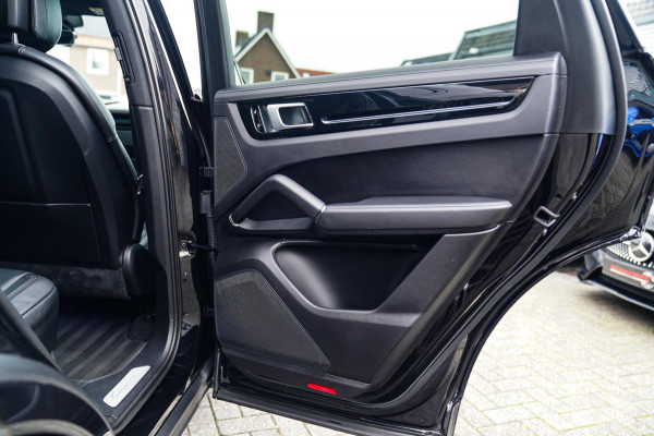 Porsche Cayenne Coupé 3.0 E-Hybrid | Sport Chrono | 22 INCH | Panorama | Head up | Trekhaak | Luchtvering | Memory stoelen 8Voudig Porsche Cayenne Coupé 3.0 E-Hybrid | Sport Chrono | 22 INCH | Panorama | Head up | Trekhaak | Luchtvering | Memory stoelen 8Voudig