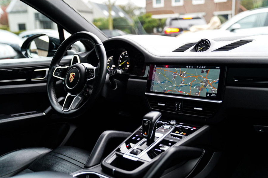 Porsche Cayenne Coupé 3.0 E-Hybrid | Sport Chrono | 22 INCH | Panorama | Head up | Trekhaak | Luchtvering | Memory stoelen 8Voudig Porsche Cayenne Coupé 3.0 E-Hybrid | Sport Chrono | 22 INCH | Panorama | Head up | Trekhaak | Luchtvering | Memory stoelen 8Voudig