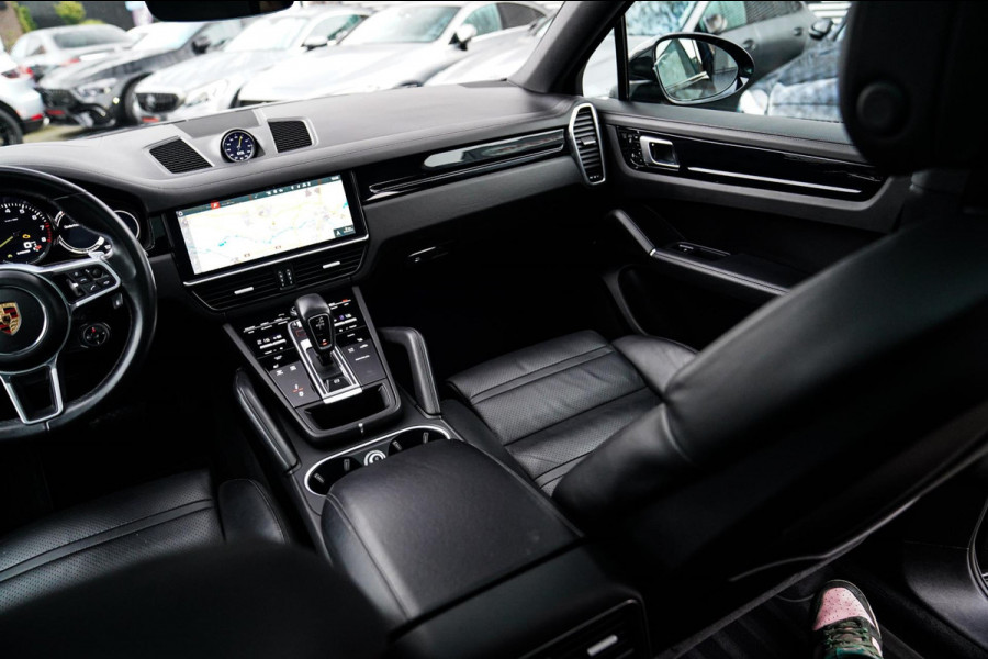 Porsche Cayenne Coupé 3.0 E-Hybrid | Sport Chrono | 22 INCH | Panorama | Head up | Trekhaak | Luchtvering | Memory stoelen 8Voudig Porsche Cayenne Coupé 3.0 E-Hybrid | Sport Chrono | 22 INCH | Panorama | Head up | Trekhaak | Luchtvering | Memory stoelen 8Voudig