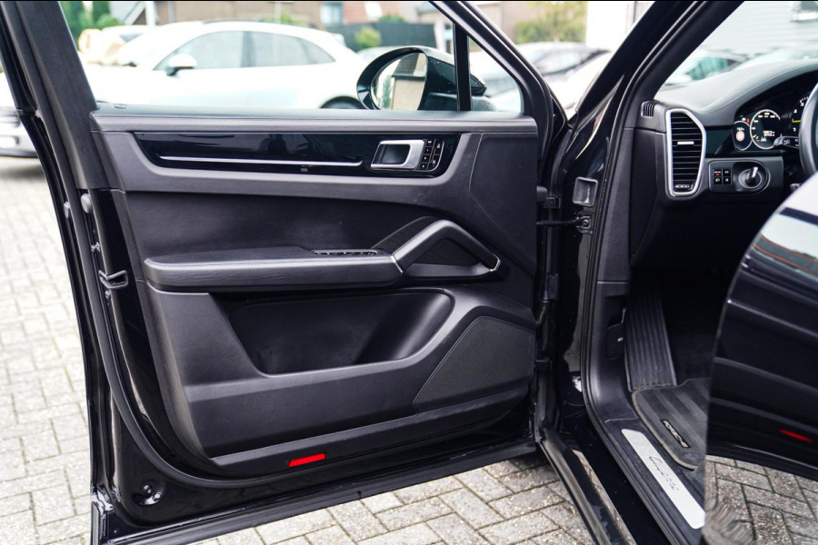 Porsche Cayenne Coupé 3.0 E-Hybrid | Sport Chrono | 22 INCH | Panorama | Head up | Trekhaak | Luchtvering | Memory stoelen 8Voudig Porsche Cayenne Coupé 3.0 E-Hybrid | Sport Chrono | 22 INCH | Panorama | Head up | Trekhaak | Luchtvering | Memory stoelen 8Voudig