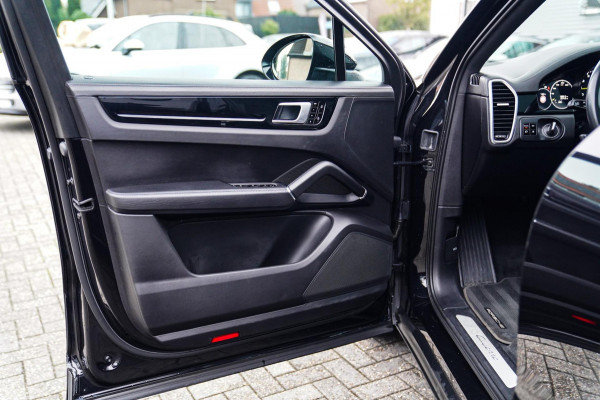 Porsche Cayenne Coupé 3.0 E-Hybrid | Sport Chrono | 22 INCH | Panorama | Head up | Trekhaak | Luchtvering | Memory stoelen 8Voudig Porsche Cayenne Coupé 3.0 E-Hybrid | Sport Chrono | 22 INCH | Panorama | Head up | Trekhaak | Luchtvering | Memory stoelen 8Voudig