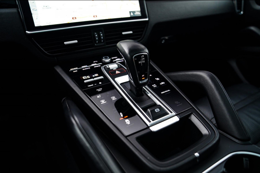 Porsche Cayenne Coupé 3.0 E-Hybrid | Sport Chrono | 22 INCH | Panorama | Head up | Trekhaak | Luchtvering | Memory stoelen 8Voudig Porsche Cayenne Coupé 3.0 E-Hybrid | Sport Chrono | 22 INCH | Panorama | Head up | Trekhaak | Luchtvering | Memory stoelen 8Voudig