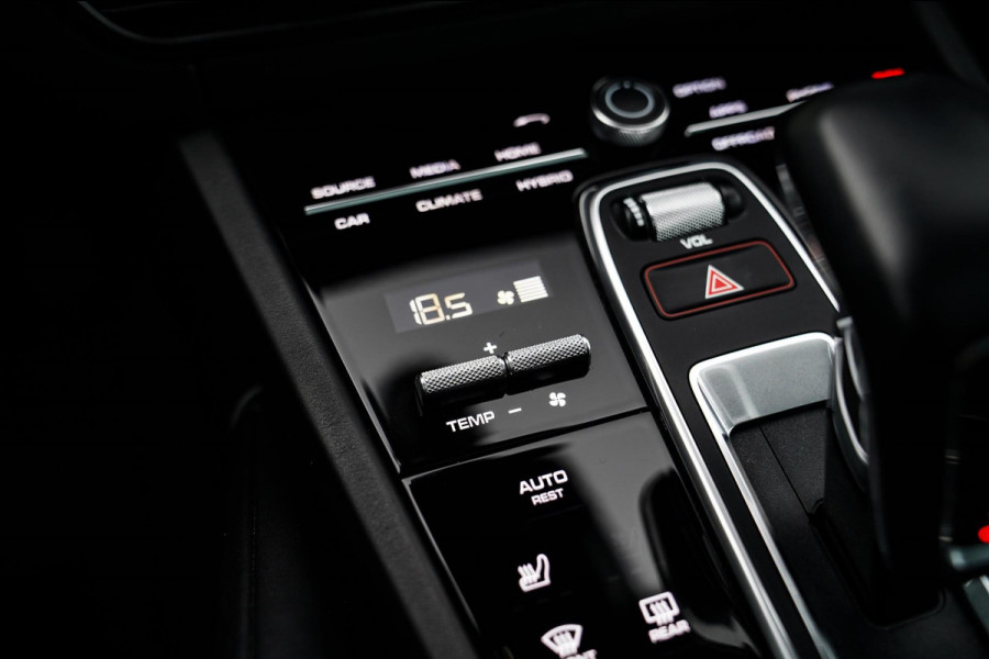 Porsche Cayenne Coupé 3.0 E-Hybrid | Sport Chrono | 22 INCH | Panorama | Head up | Trekhaak | Luchtvering | Memory stoelen 8Voudig Porsche Cayenne Coupé 3.0 E-Hybrid | Sport Chrono | 22 INCH | Panorama | Head up | Trekhaak | Luchtvering | Memory stoelen 8Voudig