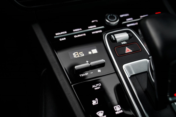 Porsche Cayenne Coupé 3.0 E-Hybrid | Sport Chrono | 22 INCH | Panorama | Head up | Trekhaak | Luchtvering | Memory stoelen 8Voudig Porsche Cayenne Coupé 3.0 E-Hybrid | Sport Chrono | 22 INCH | Panorama | Head up | Trekhaak | Luchtvering | Memory stoelen 8Voudig
