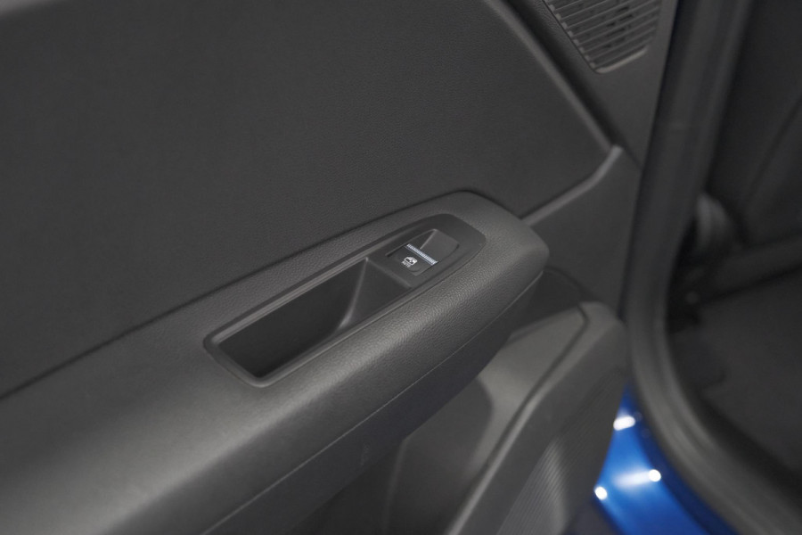 Renault Captur 1.6 E-Tech Plug-in Hybrid 160 Intens | Allseason Banden | Camera | 9.3 Inch Grootscherm | Apple Carplay Renault Captur 1.6 E-Tech Plug-in Hybrid 160 Intens | Allseason Banden | Camera | 9.3 Inch Grootscherm | Apple Carplay