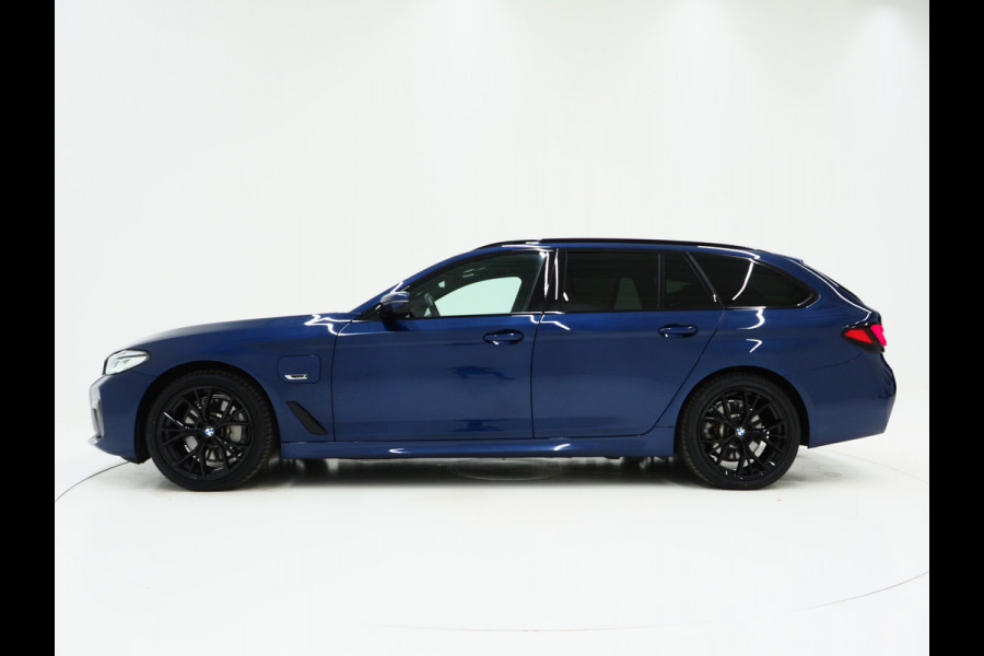 BMW 5 Serie Touring 520e M Sport Shadow | Panoramadak | Harman/Kardon | 360 | Keyless | Head Up | Trekhaak