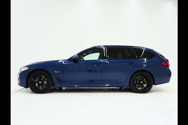 BMW 5 Serie Touring 520e M Sport Shadow | Panoramadak | Harman/Kardon | 360 | Keyless | Head Up | Trekhaak