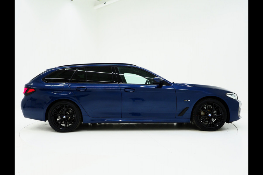 BMW 5 Serie Touring 520e M Sport Shadow | Panoramadak | Harman/Kardon | 360 | Keyless | Head Up | Trekhaak