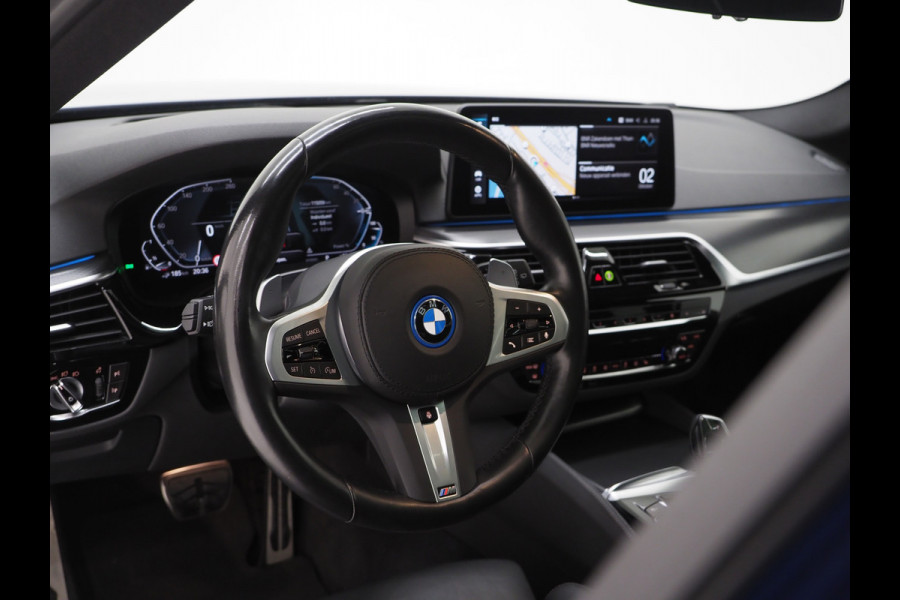 BMW 5 Serie Touring 520e M Sport Shadow | Panoramadak | Harman/Kardon | 360 | Keyless | Head Up | Trekhaak