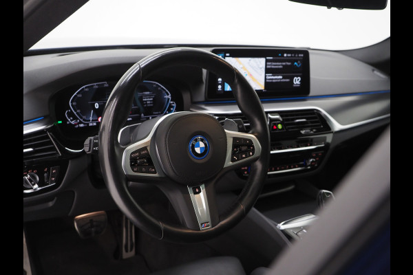 BMW 5 Serie Touring 520e M Sport Shadow | Panoramadak | Harman/Kardon | 360 | Keyless | Head Up | Trekhaak