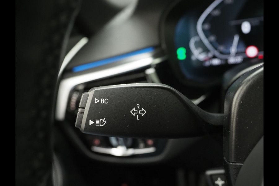 BMW 5 Serie Touring 520e M Sport Shadow | Panoramadak | Harman/Kardon | 360 | Keyless | Head Up | Trekhaak