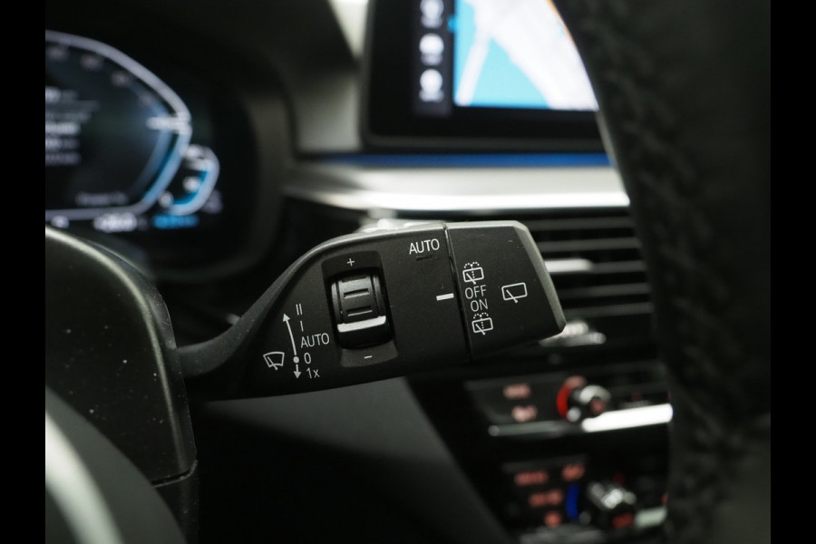 BMW 5 Serie Touring 520e M Sport Shadow | Panoramadak | Harman/Kardon | 360 | Keyless | Head Up | Trekhaak