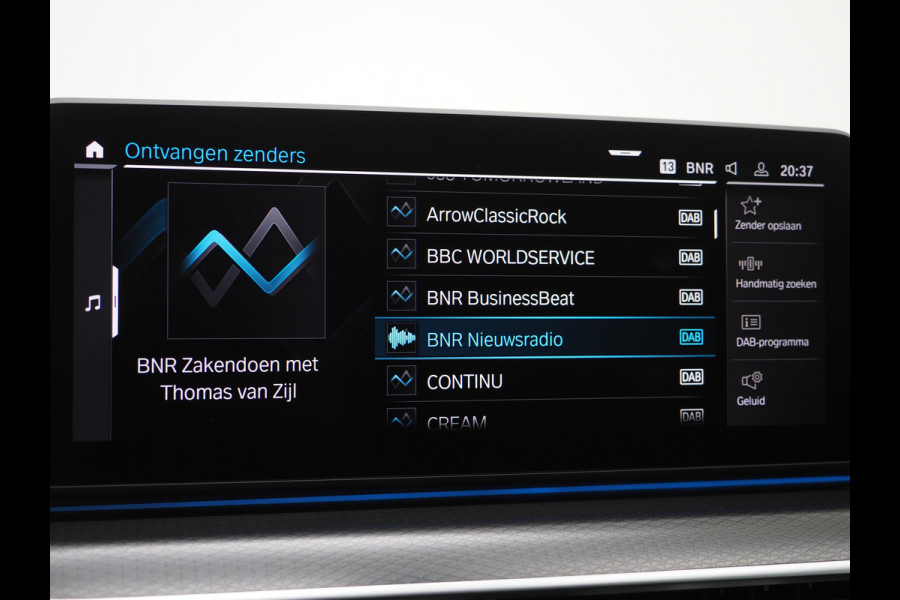 BMW 5 Serie Touring 520e M Sport Shadow | Panoramadak | Harman/Kardon | 360 | Keyless | Head Up | Trekhaak