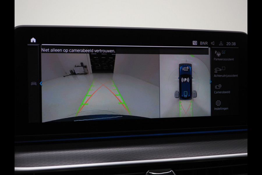 BMW 5 Serie Touring 520e M Sport Shadow | Panoramadak | Harman/Kardon | 360 | Keyless | Head Up | Trekhaak