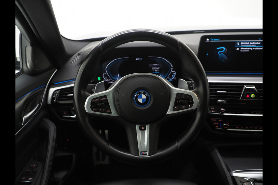 BMW 5 Serie Touring 520e M Sport Shadow | Panoramadak | Harman/Kardon | 360 | Keyless | Head Up | Trekhaak