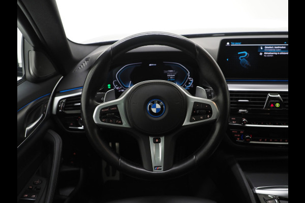 BMW 5 Serie Touring 520e M Sport Shadow | Panoramadak | Harman/Kardon | 360 | Keyless | Head Up | Trekhaak