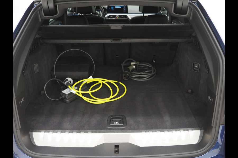 BMW 5 Serie Touring 520e M Sport Shadow | Panoramadak | Harman/Kardon | 360 | Keyless | Head Up | Trekhaak