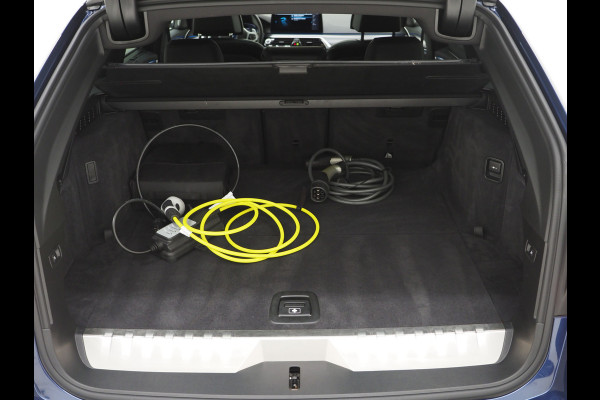 BMW 5 Serie Touring 520e M Sport Shadow | Panoramadak | Harman/Kardon | 360 | Keyless | Head Up | Trekhaak