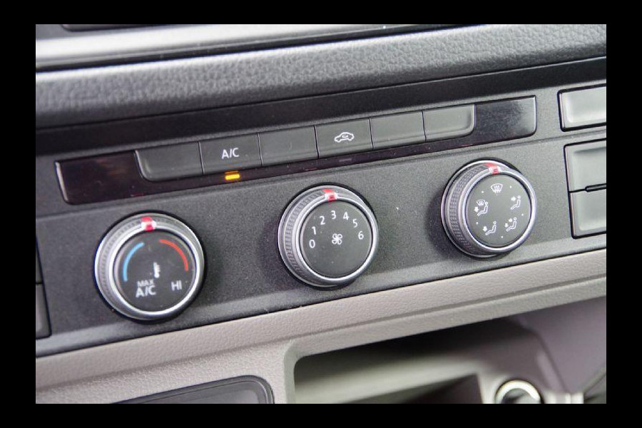Volkswagen Crafter 35 2.0 TDI L3H2 (L2H1) 140PK AUT. CAMERA, NAVI, TREKHAAK, CRUISE, AIRCO, PARKEERSENSOREN, NL AUTO, NAP Volkswagen Crafter 35 2.0 TDI L3H2 (L2H1) 140PK AUT. CAMERA, NAVI, TREKHAAK, CRUISE, AIRCO, PARKEERSENSOREN, NL AUTO, NAP