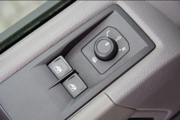 Volkswagen Crafter 35 2.0 TDI L3H2 (L2H1) 140PK AUT. CAMERA, NAVI, TREKHAAK, CRUISE, AIRCO, PARKEERSENSOREN, NL AUTO, NAP Volkswagen Crafter 35 2.0 TDI L3H2 (L2H1) 140PK AUT. CAMERA, NAVI, TREKHAAK, CRUISE, AIRCO, PARKEERSENSOREN, NL AUTO, NAP