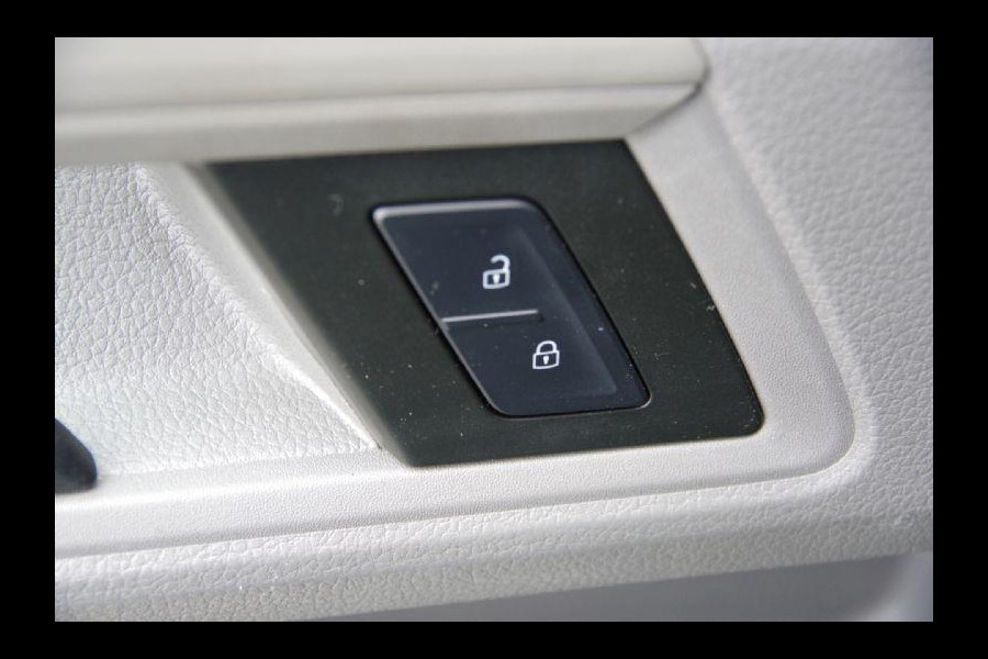 Volkswagen Crafter 35 2.0 TDI L3H2 (L2H1) 140PK AUT. CAMERA, NAVI, TREKHAAK, CRUISE, AIRCO, PARKEERSENSOREN, NL AUTO, NAP Volkswagen Crafter 35 2.0 TDI L3H2 (L2H1) 140PK AUT. CAMERA, NAVI, TREKHAAK, CRUISE, AIRCO, PARKEERSENSOREN, NL AUTO, NAP