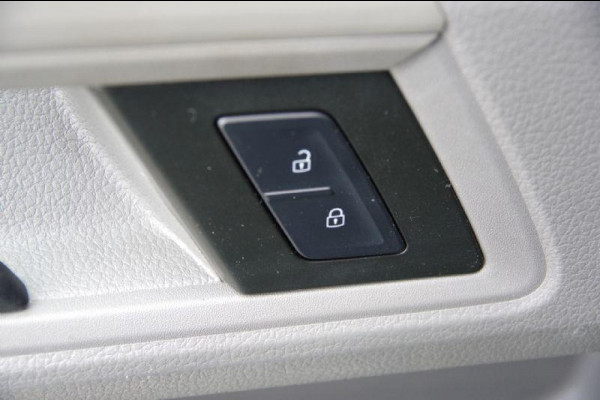 Volkswagen Crafter 35 2.0 TDI L3H2 (L2H1) 140PK AUT. CAMERA, NAVI, TREKHAAK, CRUISE, AIRCO, PARKEERSENSOREN, NL AUTO, NAP Volkswagen Crafter 35 2.0 TDI L3H2 (L2H1) 140PK AUT. CAMERA, NAVI, TREKHAAK, CRUISE, AIRCO, PARKEERSENSOREN, NL AUTO, NAP
