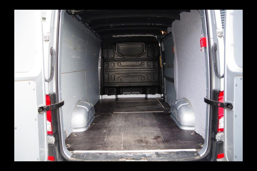 Volkswagen Crafter 35 2.0 TDI L3H2 (L2H1) 140PK AUT. CAMERA, NAVI, TREKHAAK, CRUISE, AIRCO, PARKEERSENSOREN, NL AUTO, NAP Volkswagen Crafter 35 2.0 TDI L3H2 (L2H1) 140PK AUT. CAMERA, NAVI, TREKHAAK, CRUISE, AIRCO, PARKEERSENSOREN, NL AUTO, NAP
