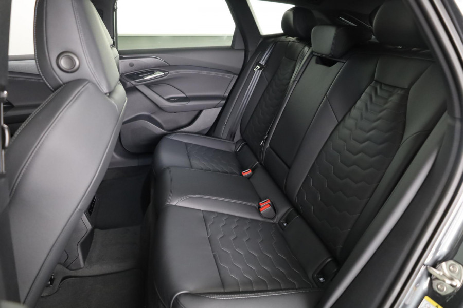 Audi A6 Avant e-tron S edition performance 100 kWh 367pk | Luchtvering | Rode Remzadels | Winterpakket | 21 inch lichtmetalen velgen Audi A6 Avant e-tron S edition performance 100 kWh 367pk | Luchtvering | Rode Remzadels | Winterpakket | 21 inch lichtmetalen velgen