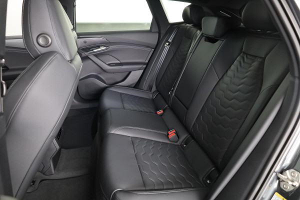 Audi A6 Avant e-tron S edition performance 100 kWh 367pk | Luchtvering | Rode Remzadels | Winterpakket | 21 inch lichtmetalen velgen Audi A6 Avant e-tron S edition performance 100 kWh 367pk | Luchtvering | Rode Remzadels | Winterpakket | 21 inch lichtmetalen velgen