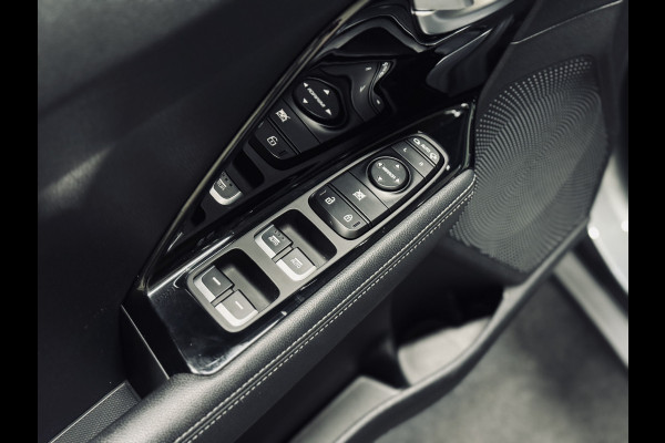 Kia Niro 1.6 GDi Hybrid DynamicLine | Trekhaak | Camera | Navi Kia Niro 1.6 GDi Hybrid DynamicLine | Trekhaak | Camera | Navi