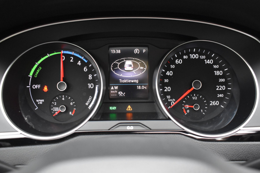 Volkswagen Passat Variant 1.4 TSI PHEV GTE Business Automaat / Pano schuifdak /  Trekhaak / Keyless / Navi / PDC + Camera
