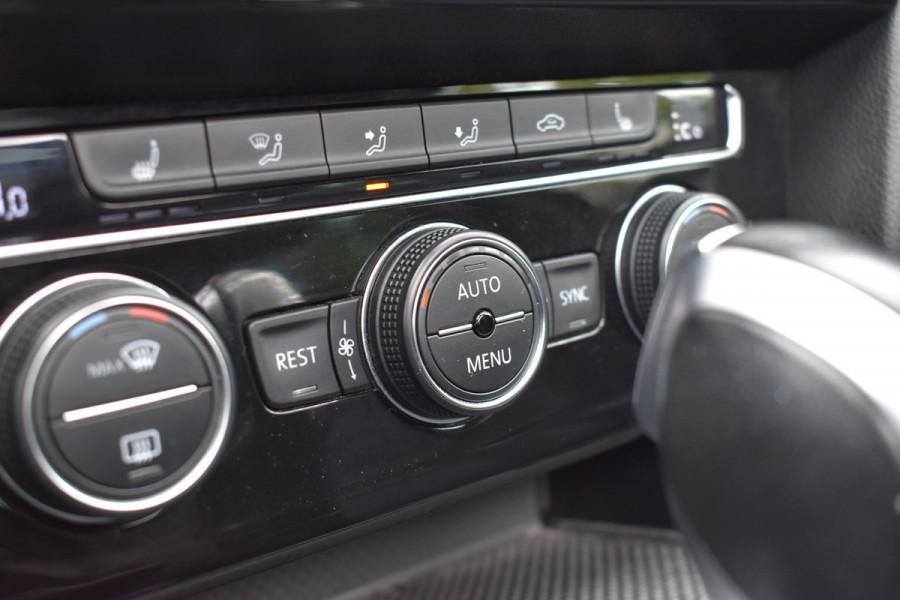 Volkswagen Passat Variant 1.4 TSI PHEV GTE Business Automaat / Pano schuifdak /  Trekhaak / Keyless / Navi / PDC + Camera