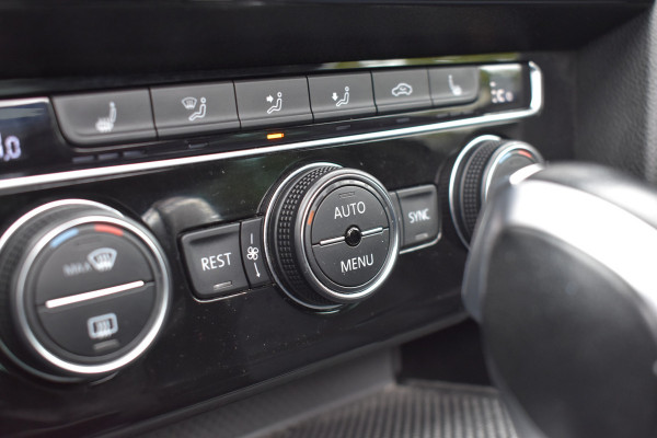 Volkswagen Passat Variant 1.4 TSI PHEV GTE Business Automaat / Pano schuifdak /  Trekhaak / Keyless / Navi / PDC + Camera