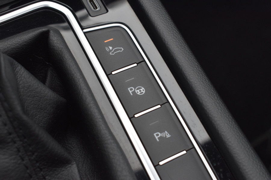 Volkswagen Passat Variant 1.4 TSI PHEV GTE Business Automaat / Pano schuifdak /  Trekhaak / Keyless / Navi / PDC + Camera