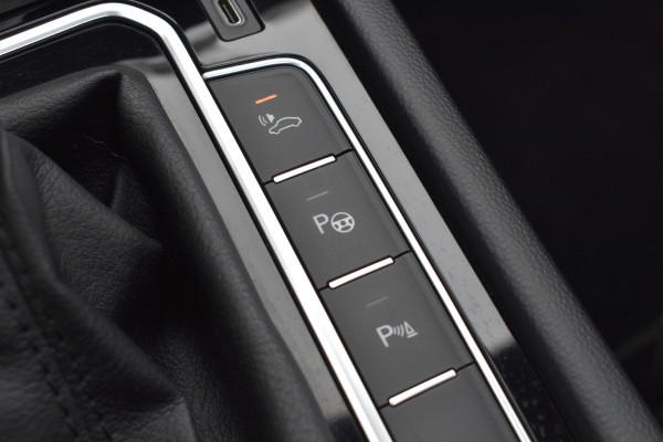 Volkswagen Passat Variant 1.4 TSI PHEV GTE Business Automaat / Pano schuifdak /  Trekhaak / Keyless / Navi / PDC + Camera