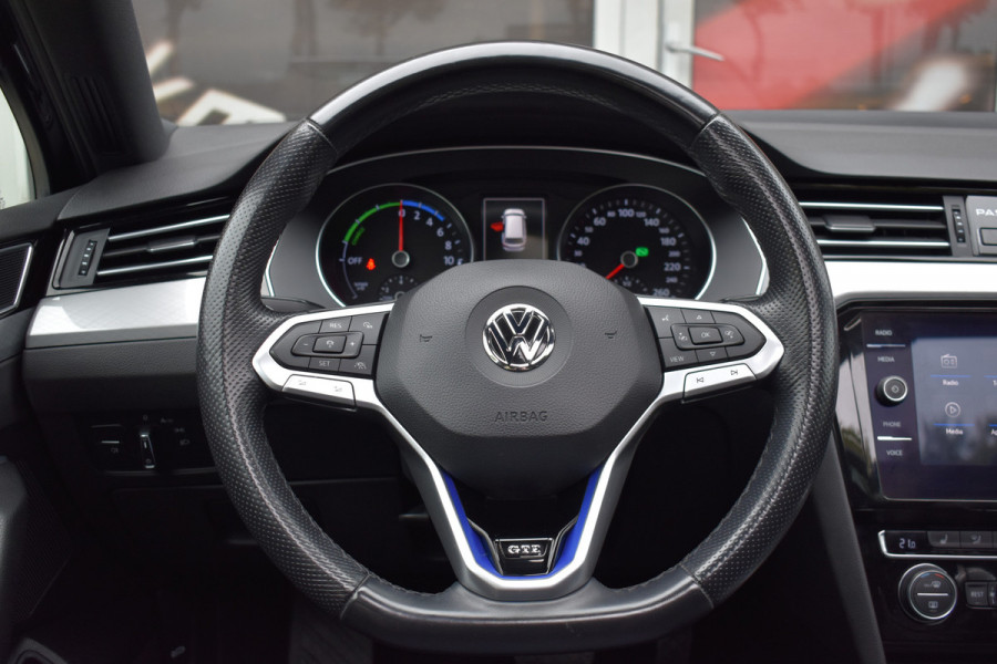 Volkswagen Passat Variant 1.4 TSI PHEV GTE Business Automaat / Pano schuifdak /  Trekhaak / Keyless / Navi / PDC + Camera