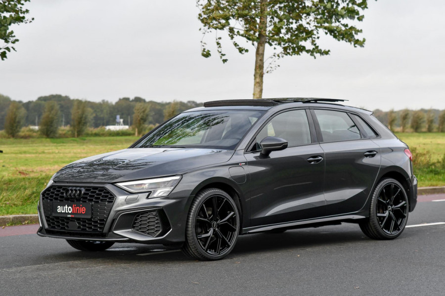 Audi A3 Sportback 40 TFSI e 3x S-Line. RS Zetels, Pano, ACC, Keyless, Camera, Matrix, 19'', CarPlay! Audi A3 Sportback 40 TFSI e 3x S-Line. RS Zetels, Pano, ACC, Keyless, Camera, Matrix, 19'', CarPlay!