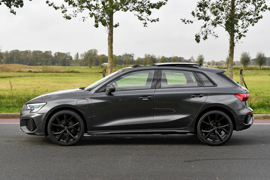 Audi A3 Sportback 40 TFSI e 3x S-Line. RS Zetels, Pano, ACC, Keyless, Camera, Matrix, 19'', CarPlay! Audi A3 Sportback 40 TFSI e 3x S-Line. RS Zetels, Pano, ACC, Keyless, Camera, Matrix, 19'', CarPlay!