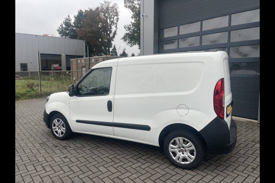 Fiat Doblò 1.6 MJ 105PK airco | navigatie | 3-zits Fiat Doblò 1.6 MJ 105PK airco | navigatie | 3-zits