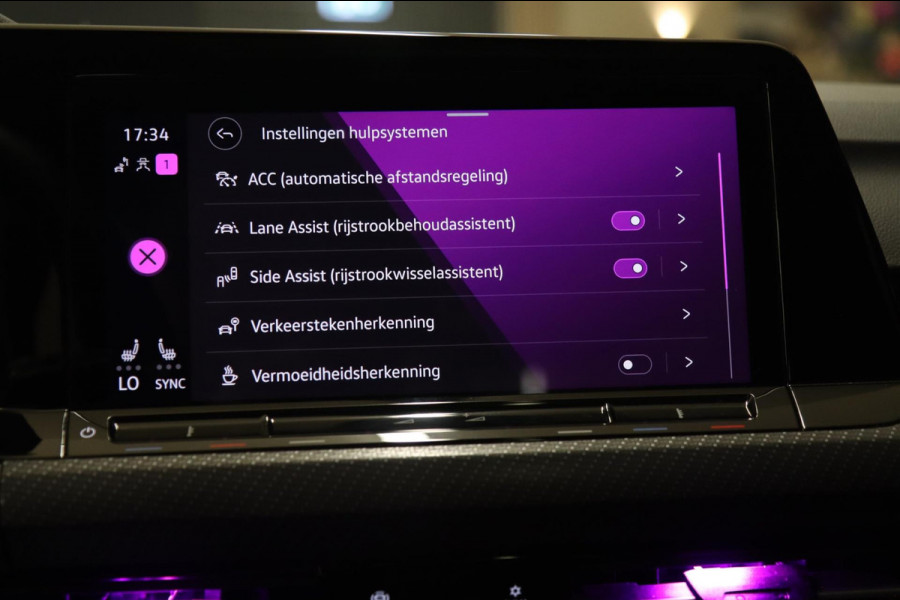 Volkswagen Golf 1.5 eTSI R-Line Business PANO/CAM/CARPLAY/KEYLES/ACC/VOL
