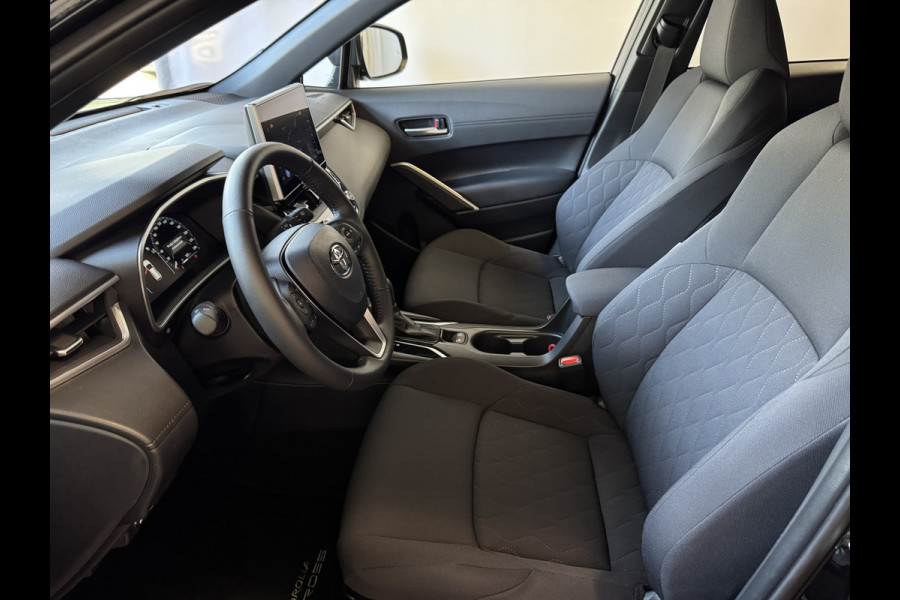 Toyota Corolla Cross HYBRID 140 2025 STYLE STOEL/STUUR VERW. ELEK.KLEP LED KEYLESS CARPLAY NAVI CAMERA ADAP CRUISE PDC Toyota Corolla Cross HYBRID 140 2025 STYLE STOEL/STUUR VERW. ELEK.KLEP LED KEYLESS CARPLAY NAVI CAMERA ADAP CRUISE PDC