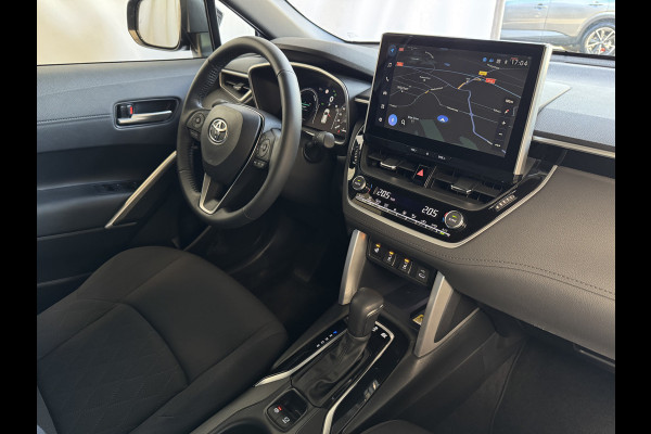 Toyota Corolla Cross HYBRID 140 2025 STYLE STOEL/STUUR VERW. ELEK.KLEP LED KEYLESS CARPLAY NAVI CAMERA ADAP CRUISE PDC Toyota Corolla Cross HYBRID 140 2025 STYLE STOEL/STUUR VERW. ELEK.KLEP LED KEYLESS CARPLAY NAVI CAMERA ADAP CRUISE PDC