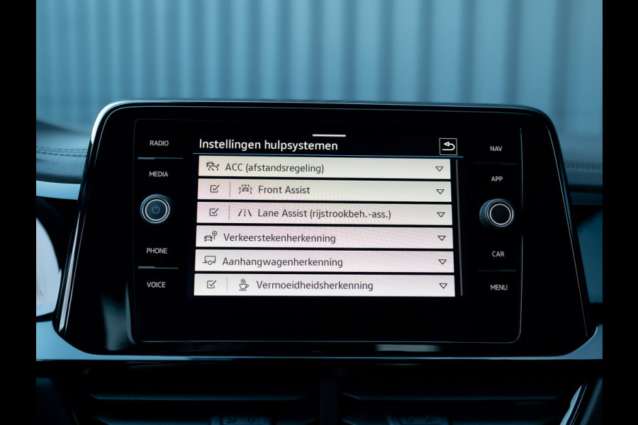 Volkswagen T-Roc 1.5 TSI R-Line Business | Standkachel | Trekhaak afnb. | IQ Light | Camera | Prijs Rijklaar!! Volkswagen T-Roc 1.5 TSI R-Line Business | Standkachel | Trekhaak afnb. | IQ Light | Camera | Prijs Rijklaar!!