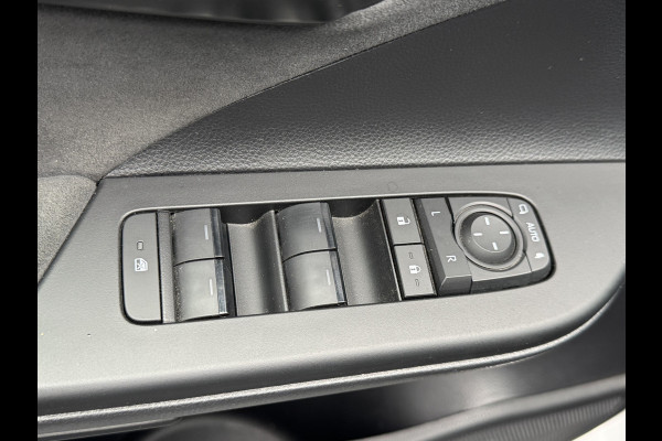 Toyota C-HR 1.8 Hybrid 140 Executive / Bi tone | Afnm. Trekhaak | JBL | Rijklaar!!! Toyota C-HR 1.8 Hybrid 140 Executive / Bi tone | Afnm. Trekhaak | JBL | Rijklaar!!!