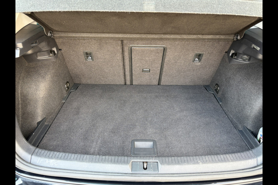 Volkswagen Golf 1.5 TSI 130Pk Comfortline Business | Adapt. Cr. | Climate Control | Parkeersensoren V&A | Prijs Rijklaar!! Volkswagen Golf 1.5 TSI 130Pk Comfortline Business | Adapt. Cr. | Climate Control | Parkeersensoren V&A | Prijs Rijklaar!!