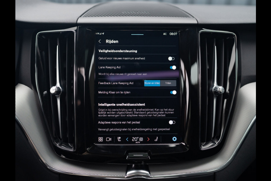 Volvo XC60 2.0 T6 Plug-in hybrid AWD Plus Dark | 360 Camera | Harman/Kardon | Trekhaak | Panodak | Long Range | Prijs Rijklaar!!
