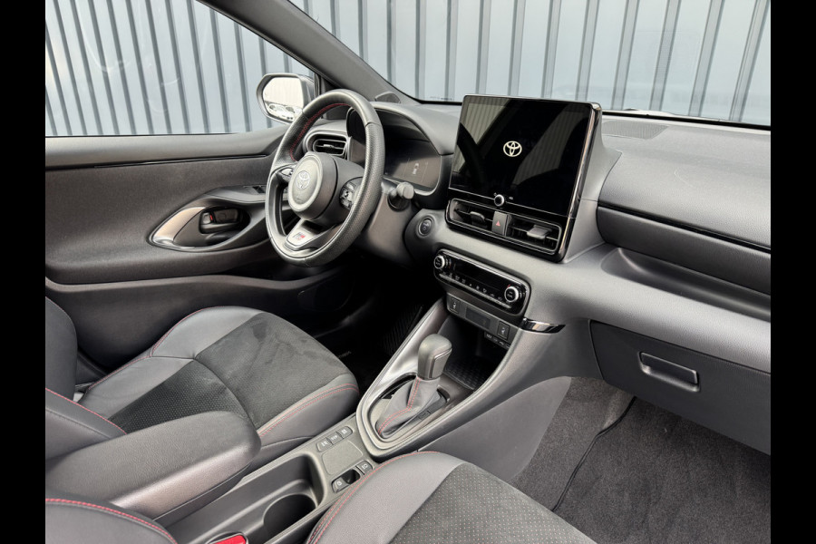 Toyota Yaris 1.5 Hybrid 130 GR Sport / Bi tone | 7.200 km | 1ste particuliere eigenaar | Rijklaar!! Toyota Yaris 1.5 Hybrid 130 GR Sport / Bi tone | 7.200 km | 1ste particuliere eigenaar | Rijklaar!!